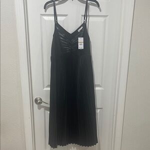 Sofia by Sofia Vergara Elegant Black Pleated Midi Dress